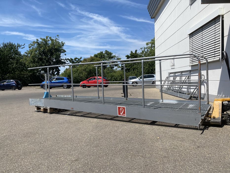 Pod mobil galvanizat  cu balustrada .