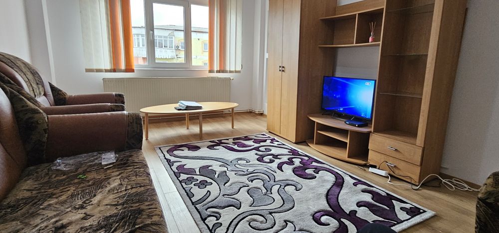 Vind Garsoniera ,mobilata 40.mp,In ROMAN-Str Roman Musat.Mobilata