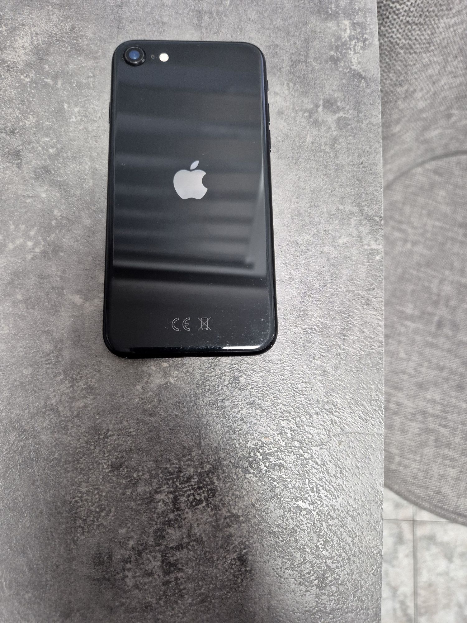 Продавам iPhone se 2