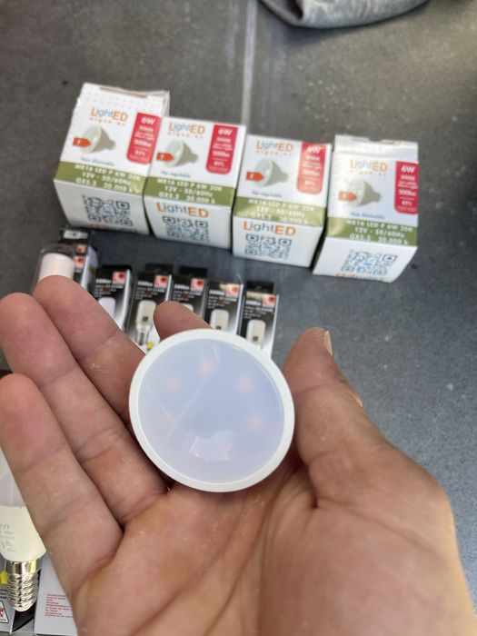 Becuri led diferite modele , candelabru , frigider si spoturi. Noi