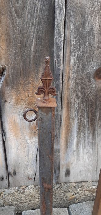 Vind opt stalpisori, montati in ciment, pentru doua locuri de veci.