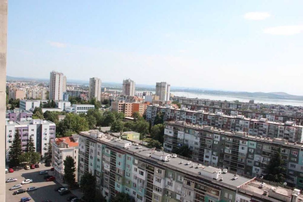 Продавам обзаведен двустаен апартамент в гр. Бургас