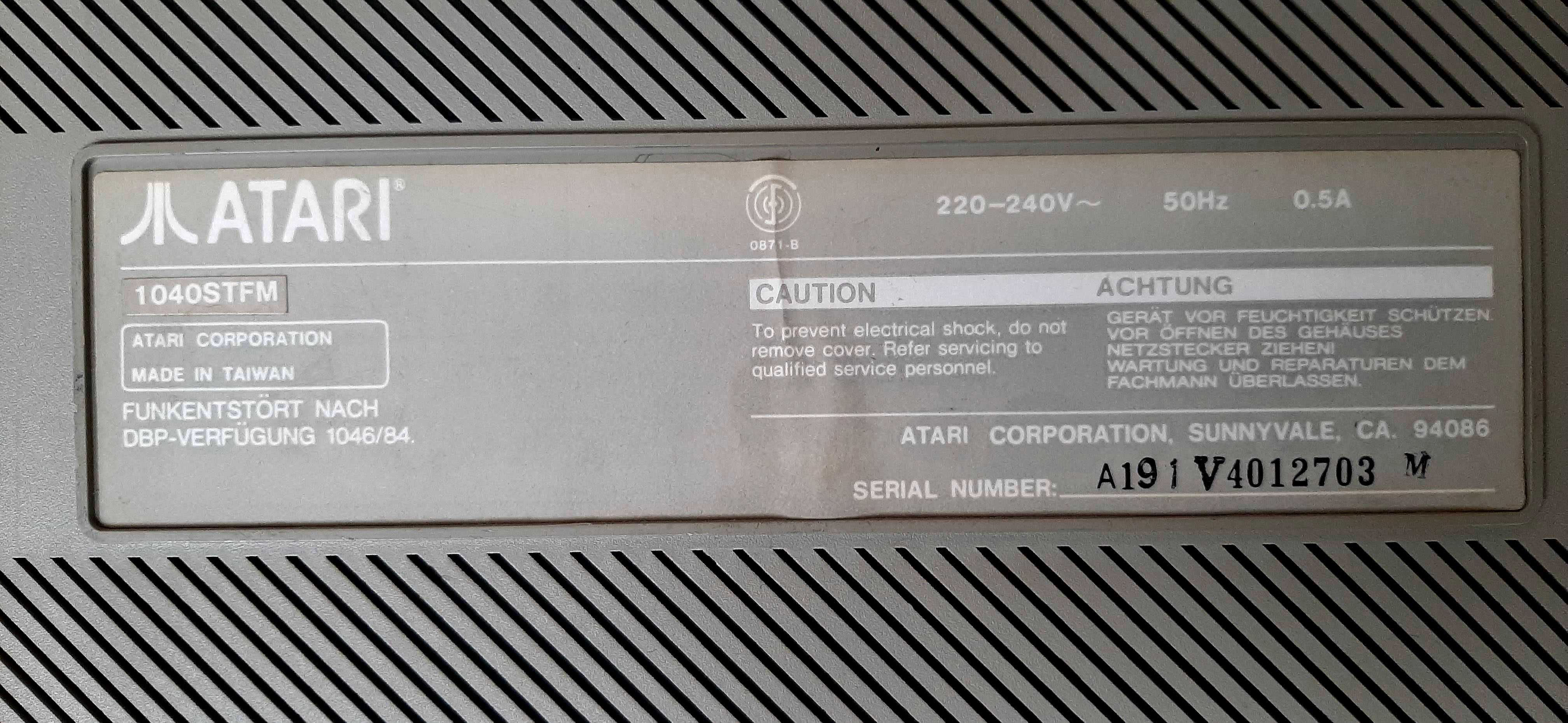 Два винтидж Atari ST 1040, монитор SM 124 от 1987 г. и мишка