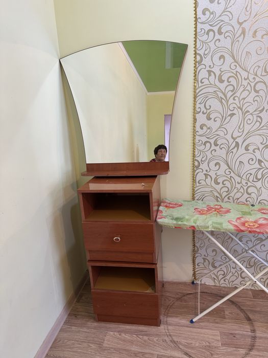 Зеркало с тумбочками