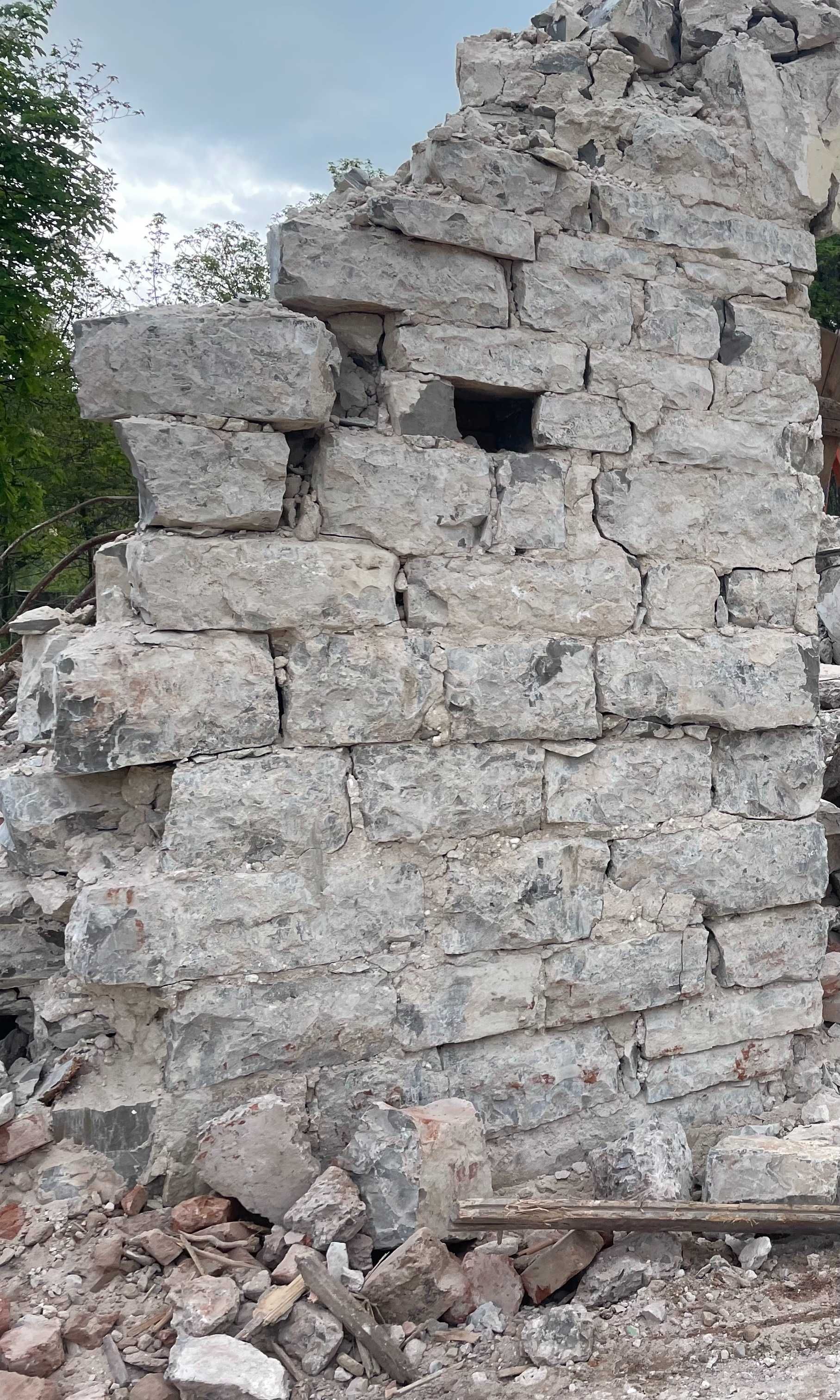 Идеално дялан камък с лице 65 кубика и 35 кубика нормален