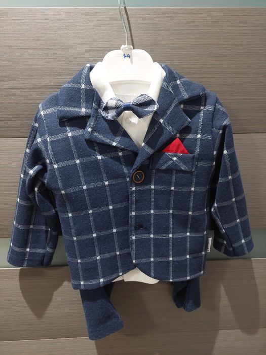 Vând  costumas bebe elegant