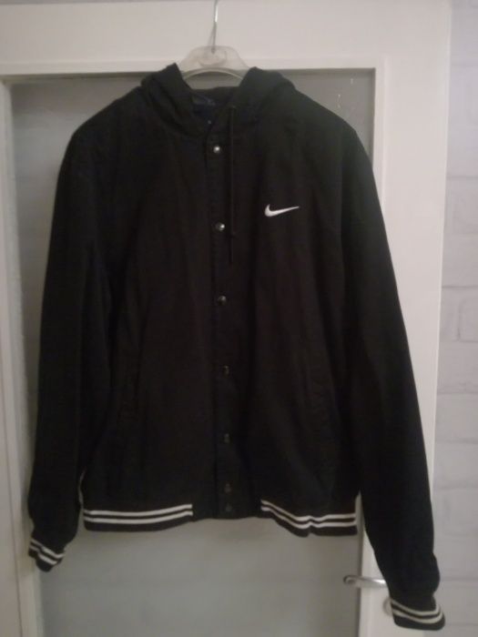Продавам памучно яке Nike