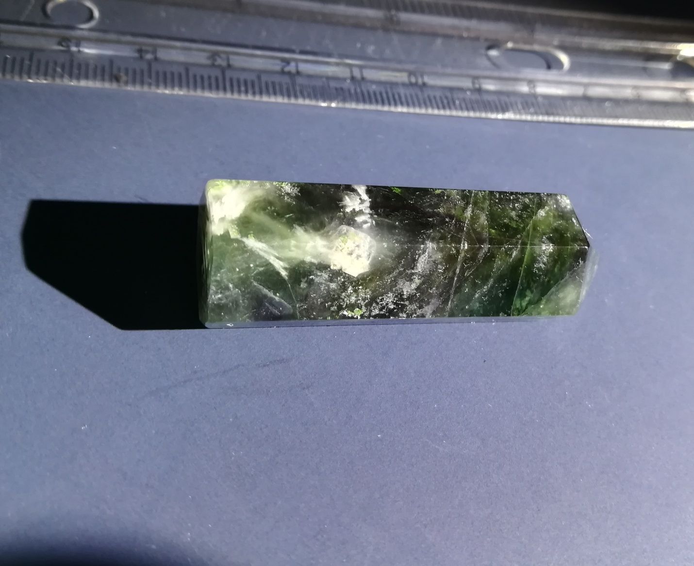 Cristal de fluorit hexagonal verde Florina piatra