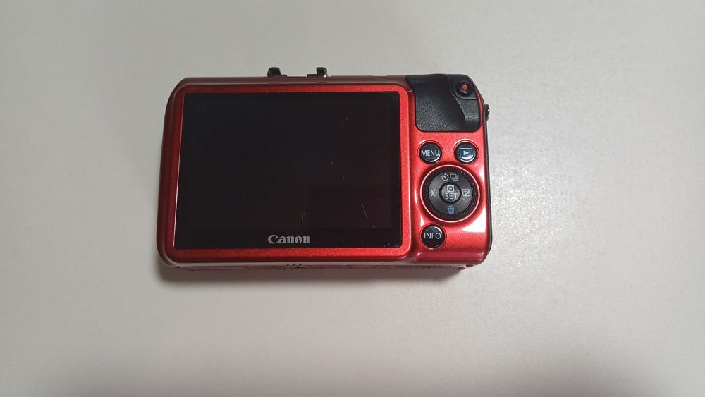Aparat foto/video mirrorless Canon EOS M