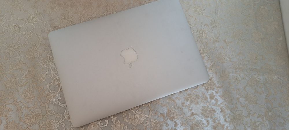 Apple Mackbook белый