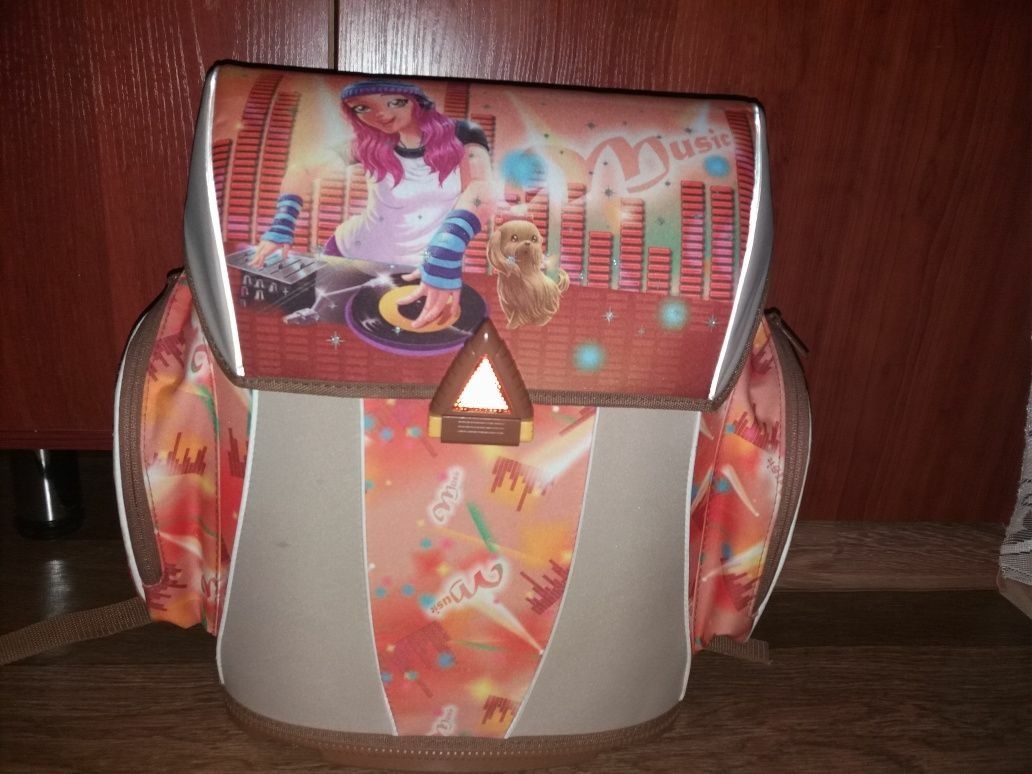 Портфель для девочки б/у+подарок игра и рюкзак для физры