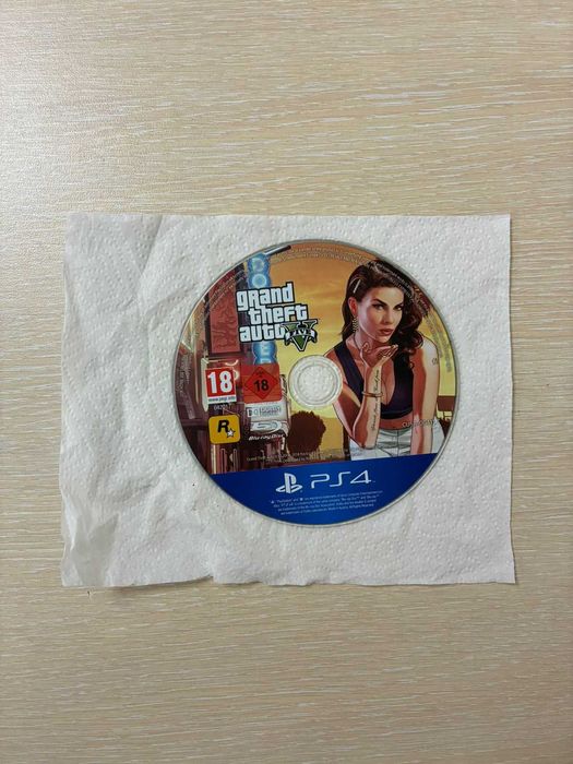 Продавам PlayStation 4 (1 TB) комплект