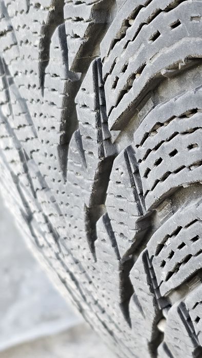 Зимние шины Nokian Hakkapeliitta R3 235/45 R17 
В отличном состоя