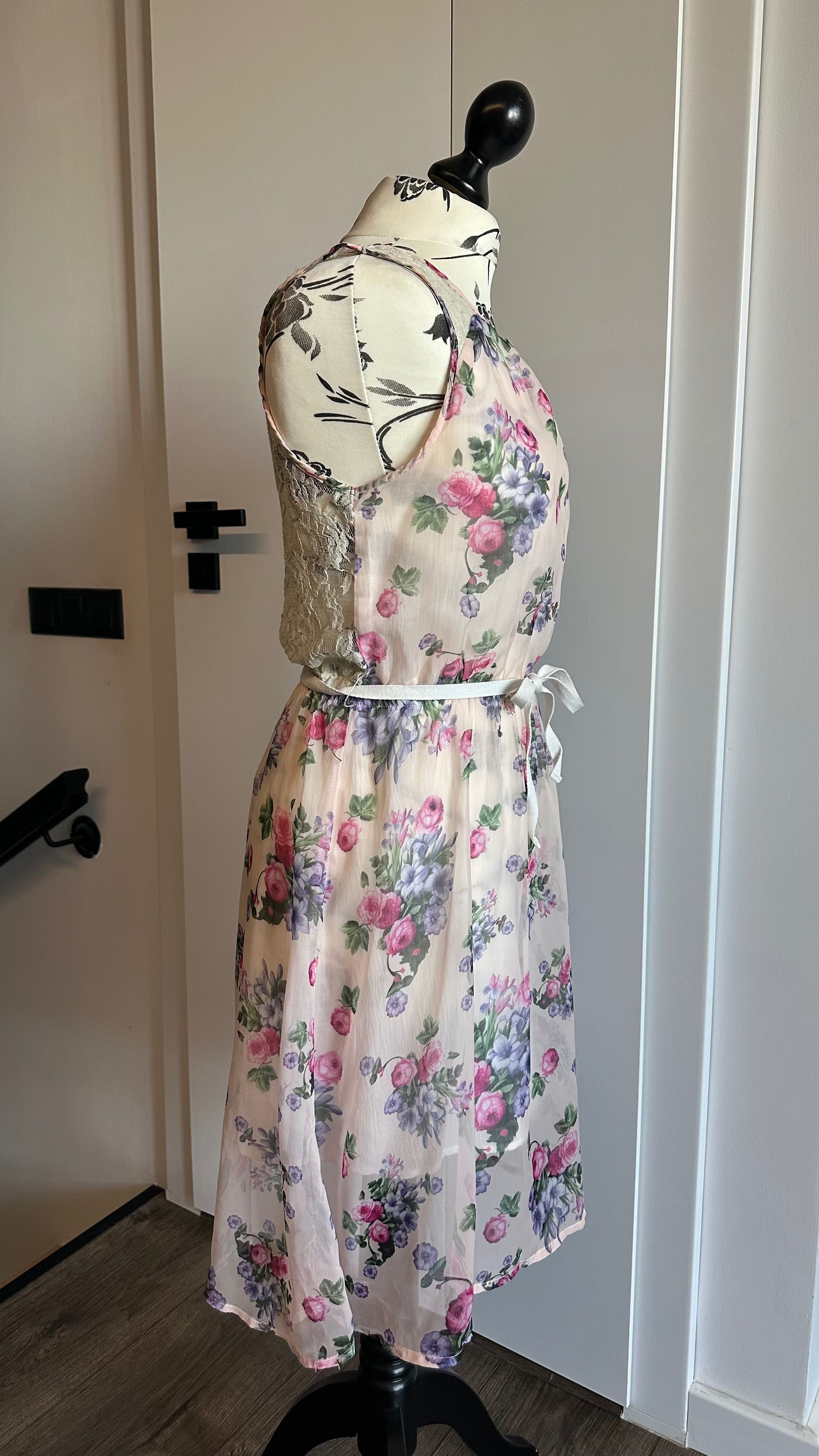 Rochie înflorată cu spate din dantela / S / Preț inițial 50€ = 250 lei