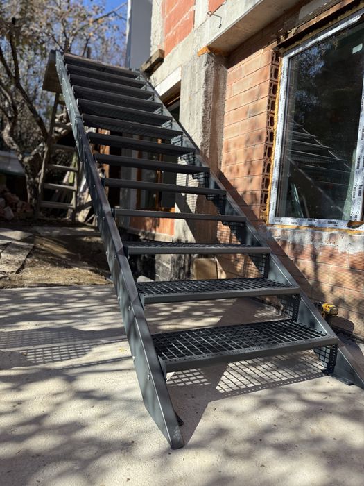 Изработка на метални стълбища