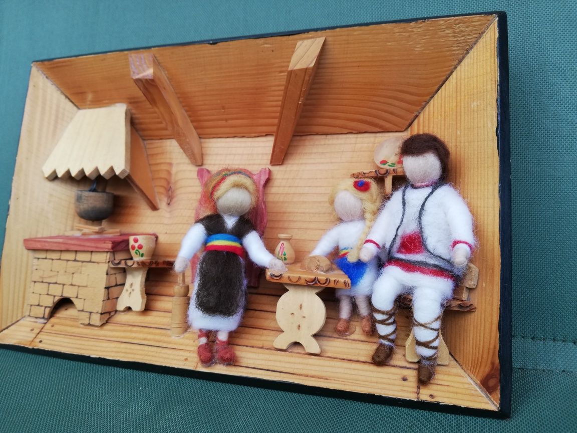 "Într-o casă țărănească", tablou cu figurine din lână împâslită.
