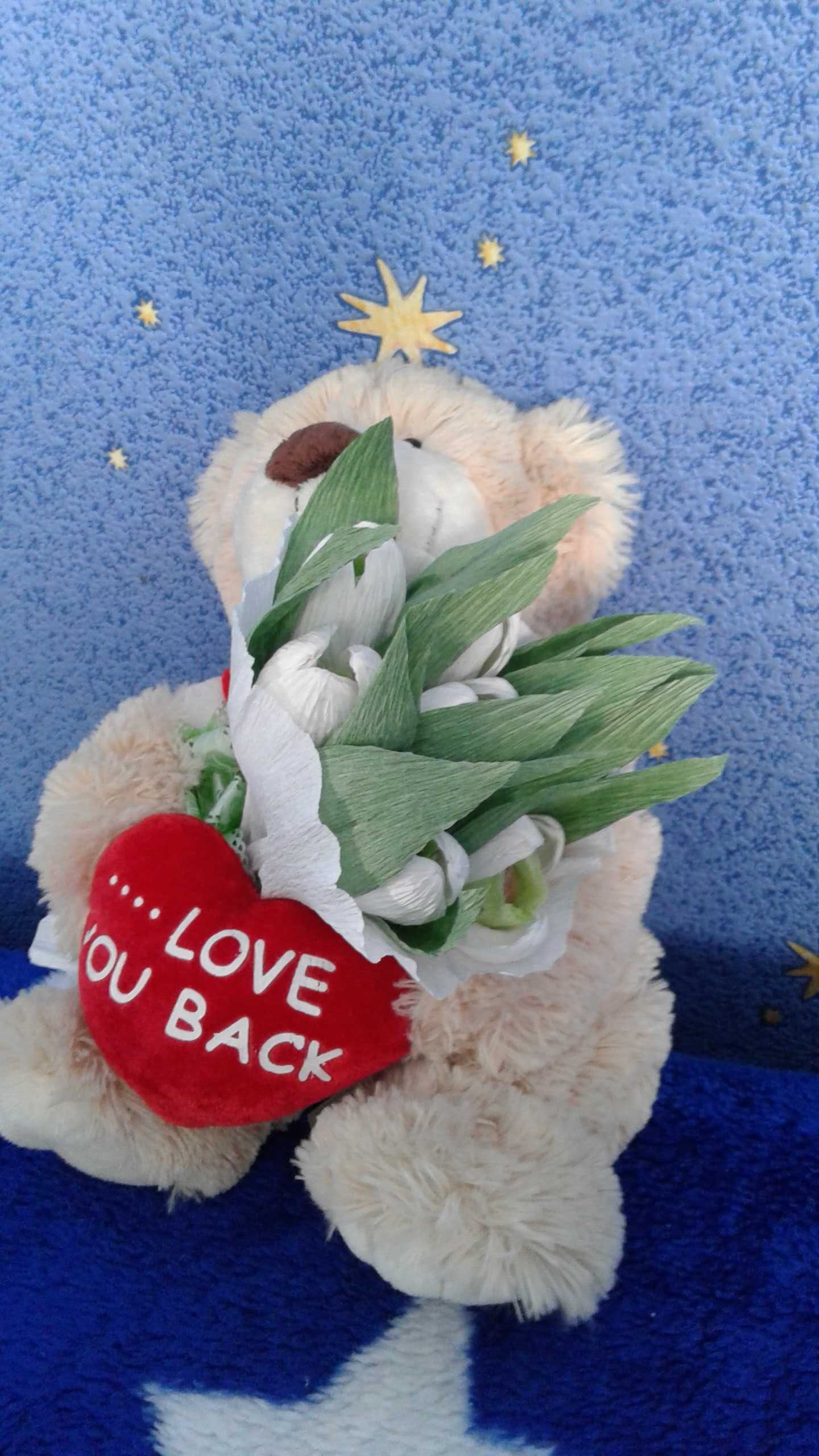 Мишка с букетом тюльпанов и конфетами. Подарок
