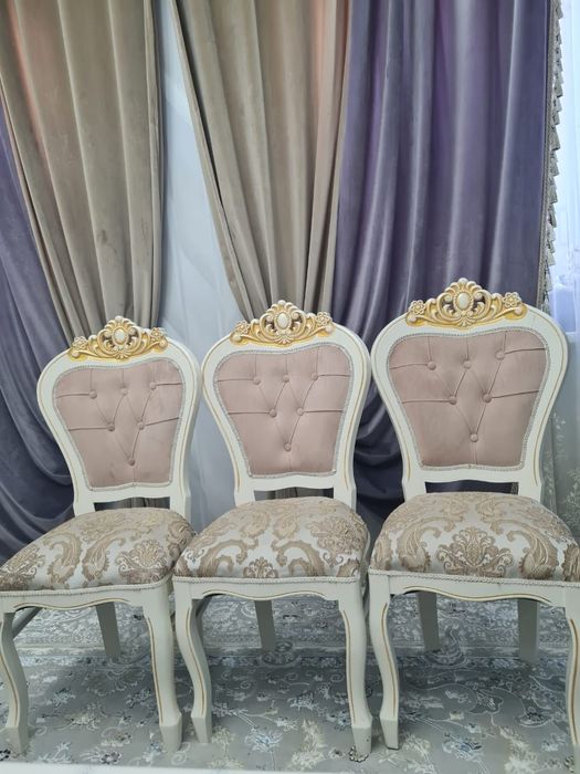 Продается стулья в хорошем состояний. В подарок стол мдф