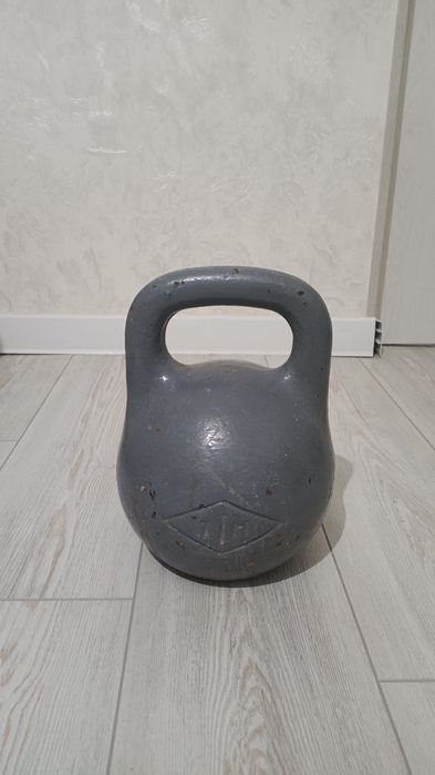 Продае́ться гиря советская 16 кг. Без трещин и осколов.