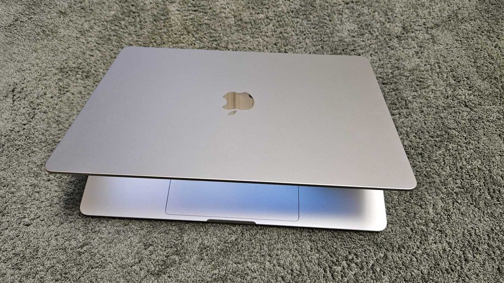 Vand Apple MacBook Air 15" procesor M3, 8GB, 256GB SSD, Starlight