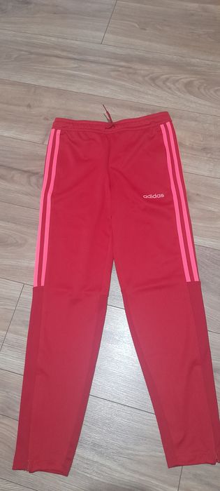 Pantaloni noi fără eticheta