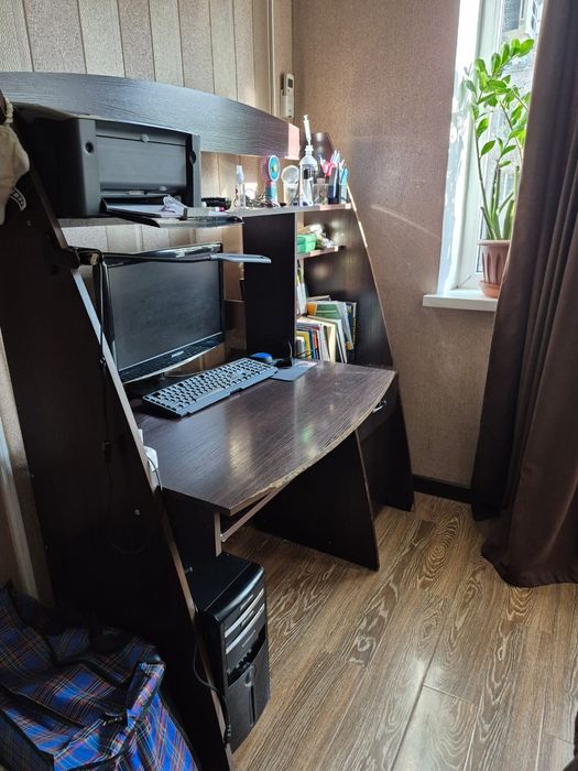 Продам стол, компьютерный.