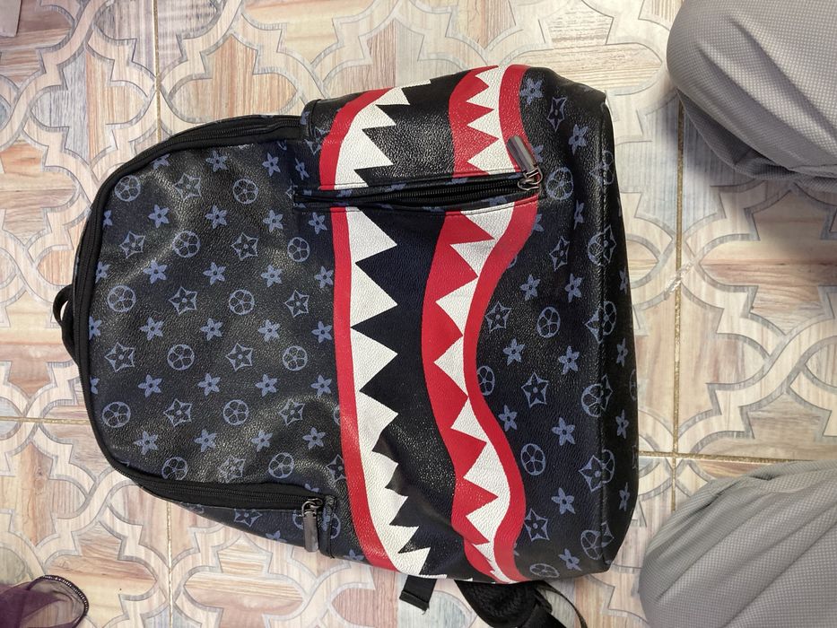 Продам рюкзак Sprayground