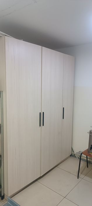 Шкаф трёх дверные целый для одежды