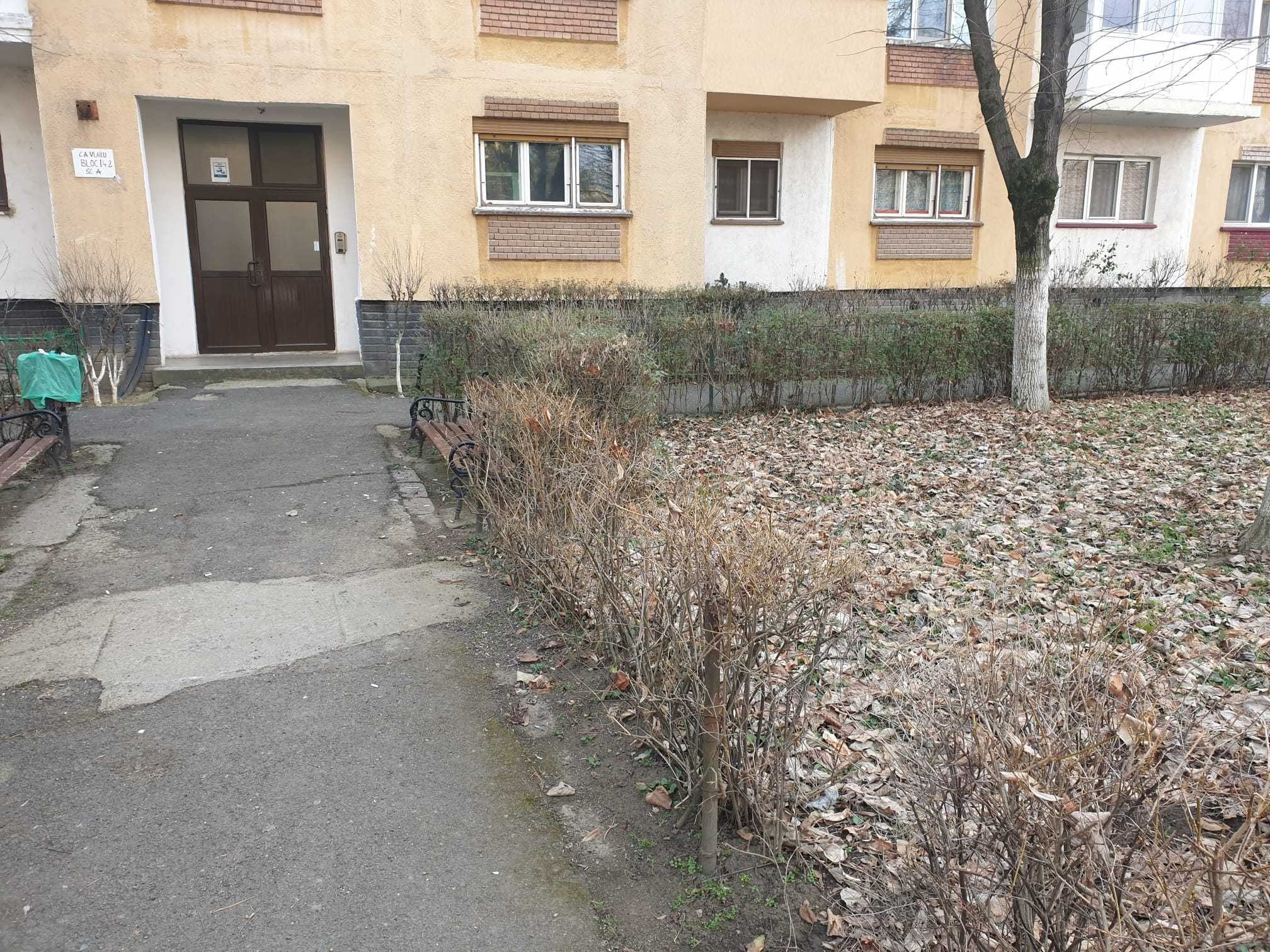 Inchiriez apartament 2 camere decomandate zona Uta la parter