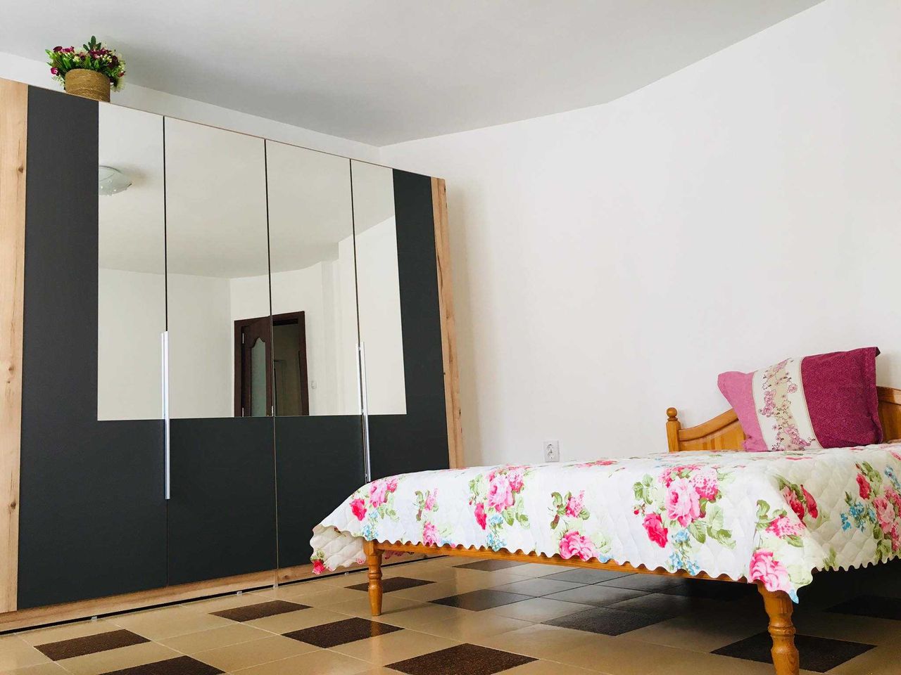 Дава се под наем Двустаен апартамент в Бургас, Център - 65 кв.м за 175 € - Снимка #12