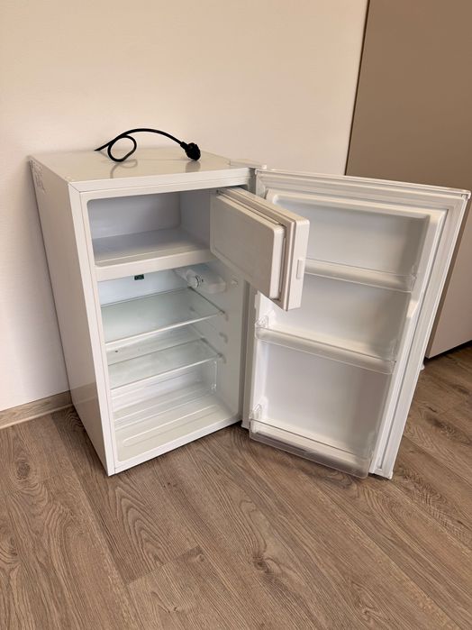 Малък хладилник Midea