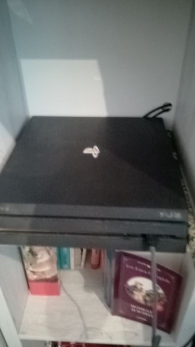 Vând PS4 pro aproape nou
