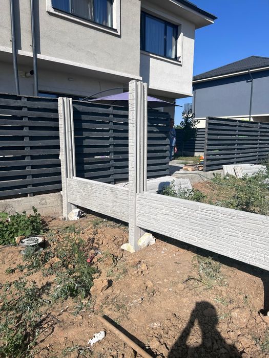 Gard din placi de beton armat stalpi