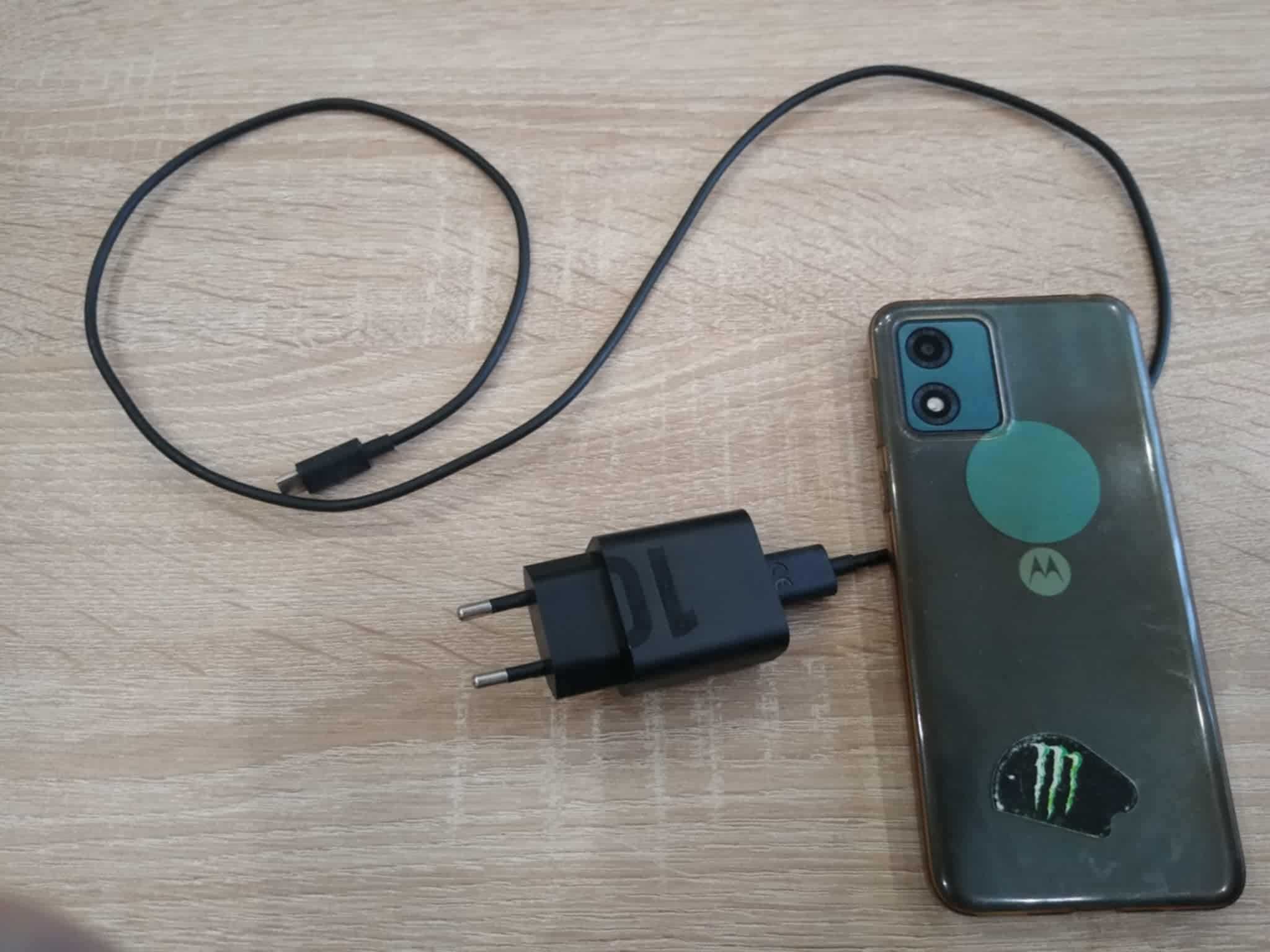 Motorola E13 дву-симов