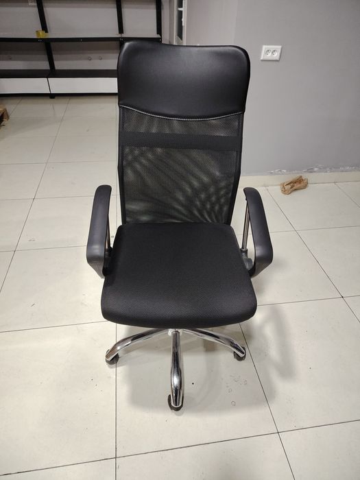 Офисний мебель стол, стул и кресло.