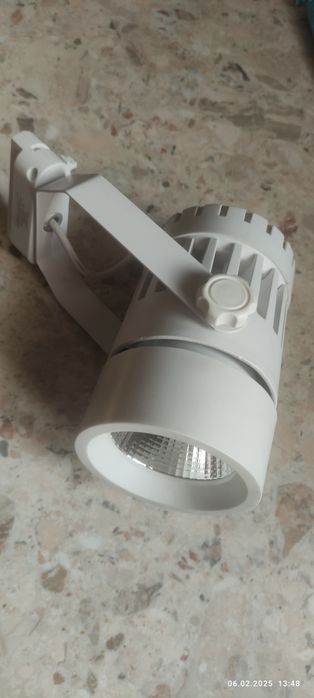 Трековый светильник.