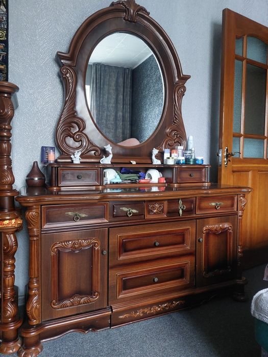 Спальный гарнитур, Мебель из массива дерева в классическом стиле