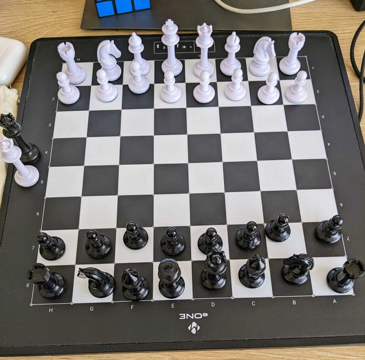 eONE Millennium Electronic Chess Board (Електронeн шах)