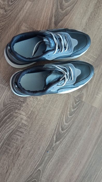 Vând doua perechi de adiasi mărimea