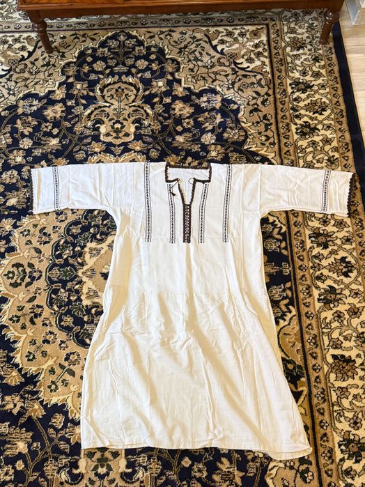 Cămașă tradițională bucovineană, cusută pe pânză de casă cu mătase