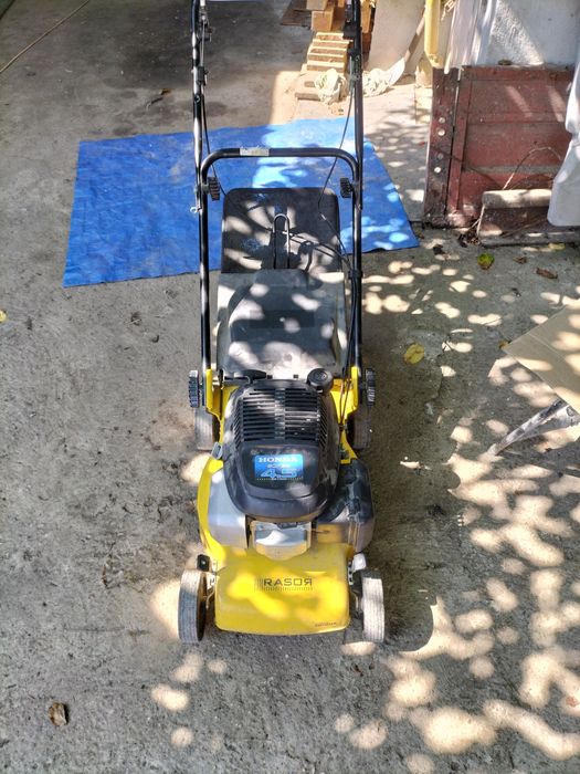 Vând mașină de tuns gazon.