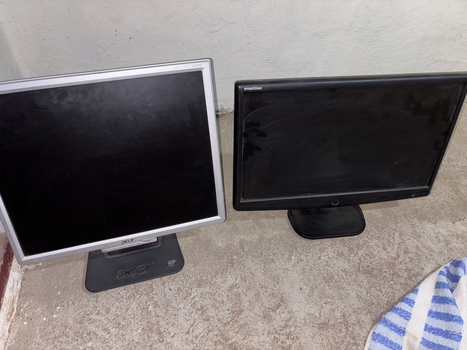 Vând 2 monitoare VGA: Acer + eMachines, stare bună, cabluri incluse
