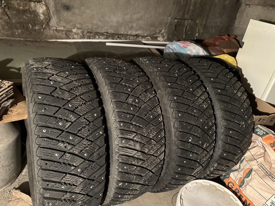 Зимние шины с шипами Goodyear 215 / 60 / R16 (шипованные)