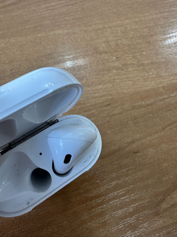 Кейс и Наушник airpods 2 на запчасти