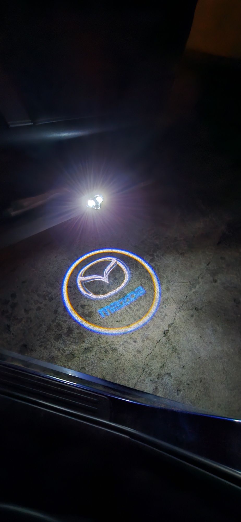 Лед прожектор за врата на кола с лого и надпис.