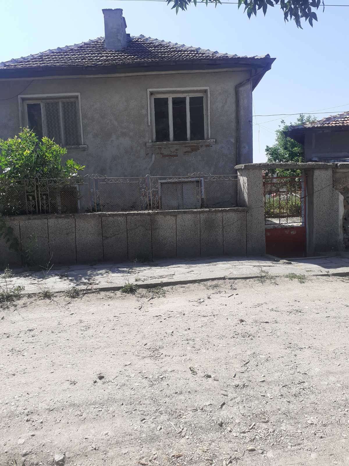 Двуетажна къща с двор 920 кв. село Дълбок извор община Първомай