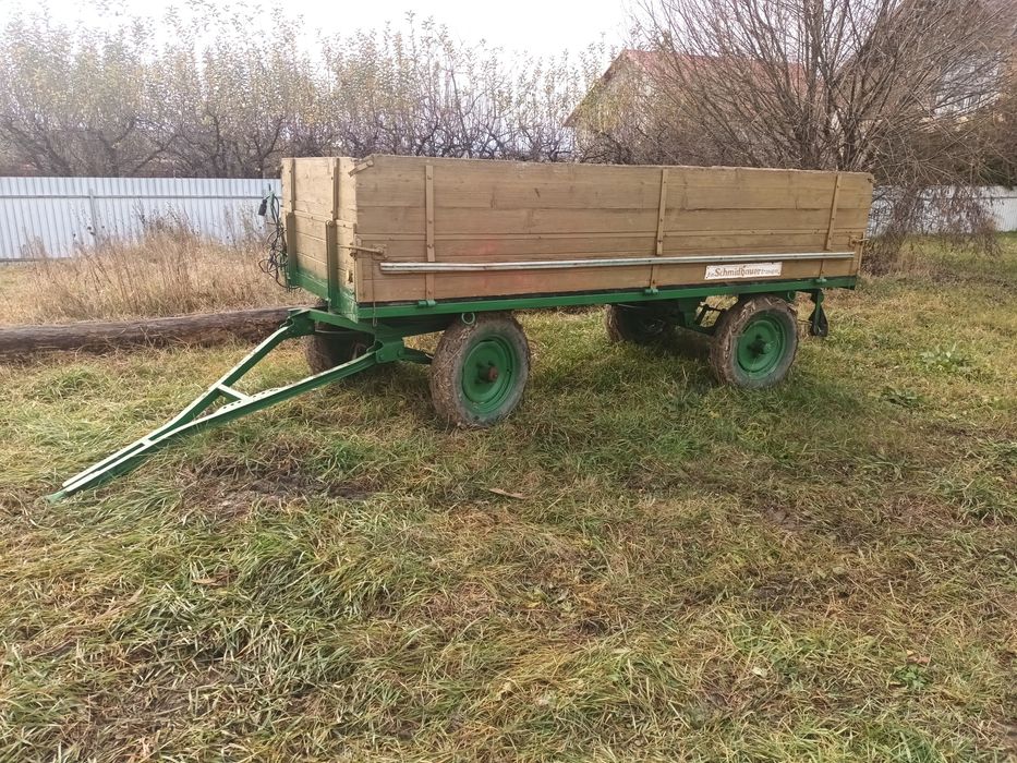 Remorca tractor  cu sistem de frinare.