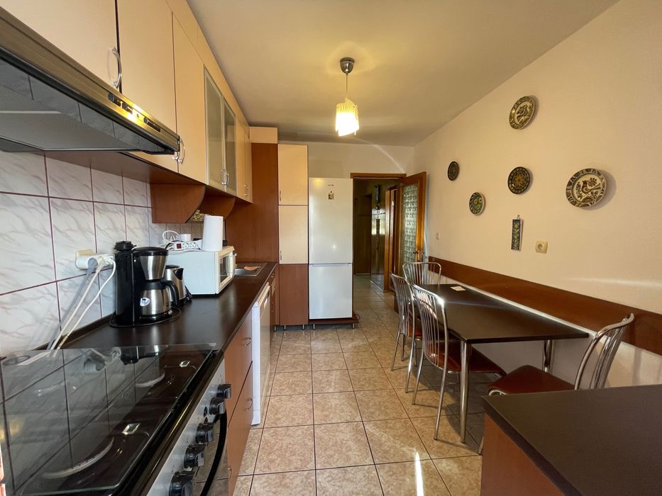 Inchiriez ap 3 camere decomandate in centru