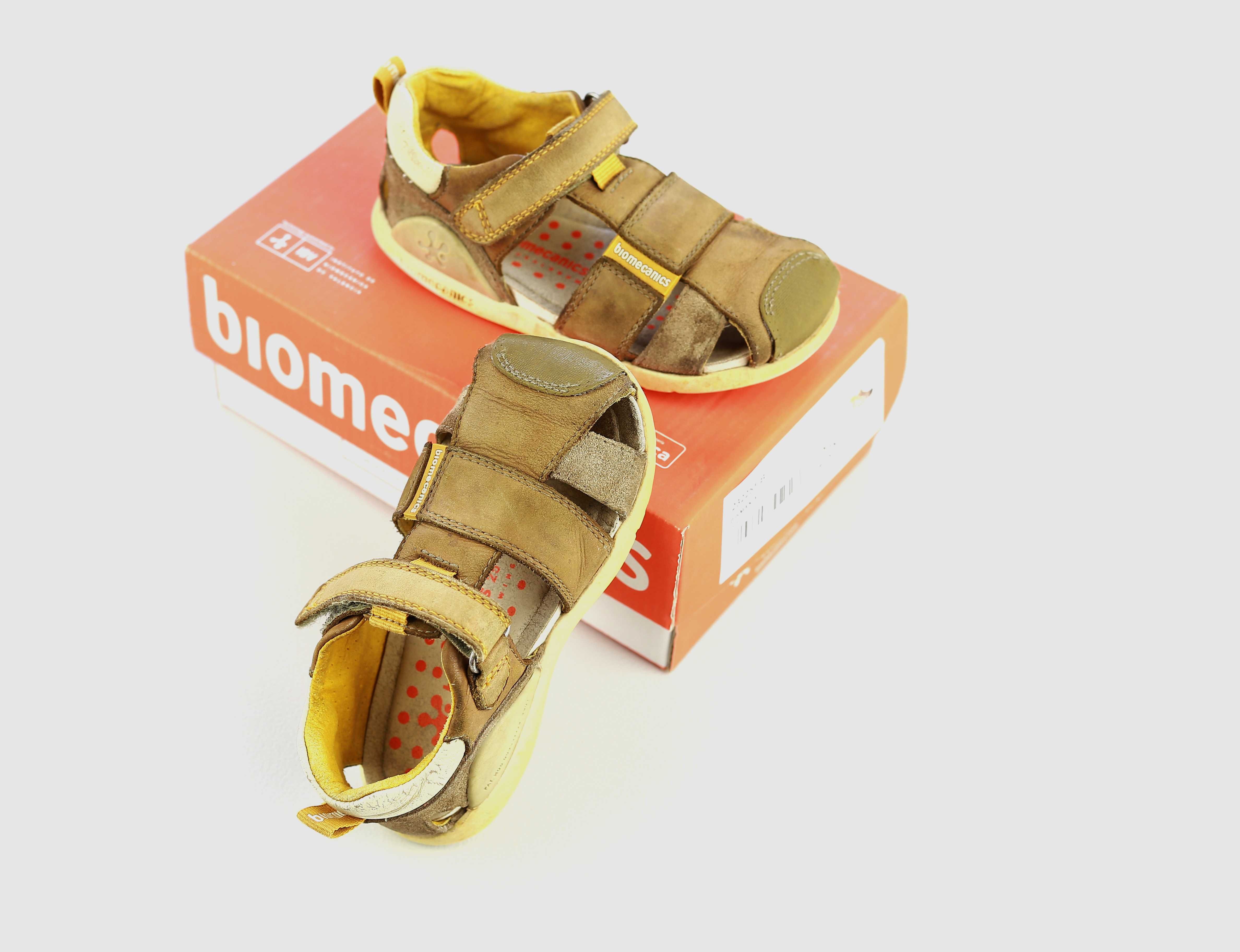 Продавам детски кожени сандали на марката Biomecanics.
