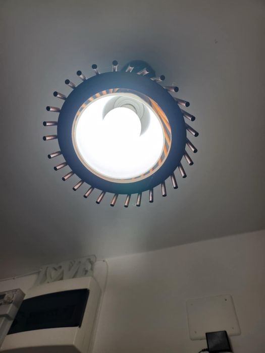 Corp de iluminat 4 bucati cu trei becuri si alte 4 cu un bec